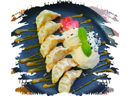 Chrupiące pierożki gyoza z prażonym jabłkiem podane z lodami oraz bitą śmietaną i sosem mango 6 szt.