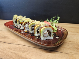 California: Dragon Roll z krewetką w tempurze pod węgorzem i awokado 