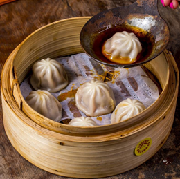 Pierożki z wołowiną i chili oraz bulionem Xiao Long Bao na parze - 6 szt.