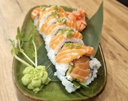 Uramaki: California łosoś wasabi 