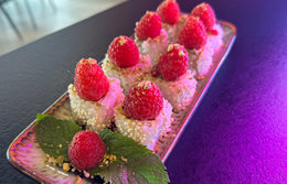 california z kremem pistacjowym i malina