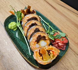 SASHIMI Krewetka w tempurze z kampyo owinięta sałatką surimi, łososiem i omletem