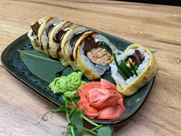 Uramaki:  Łosoś teriyaki grill w omlecie